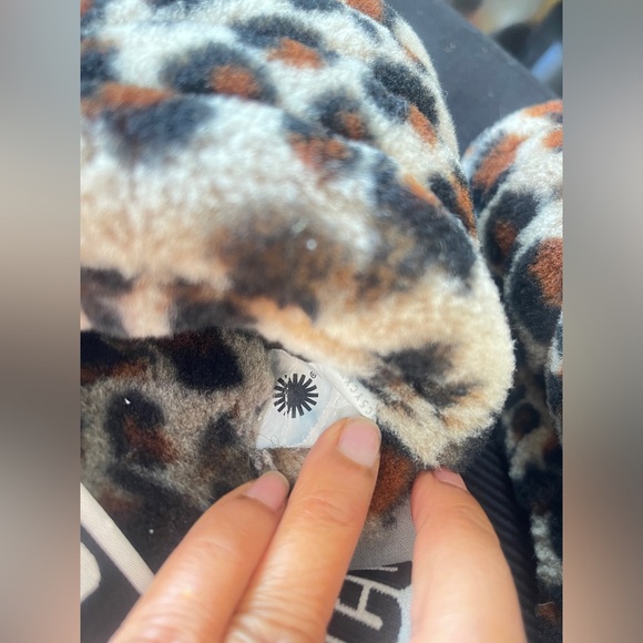 Cheetah Ugg Slippers Size:9 UGG
$30 $120 - Picture 6 of 7